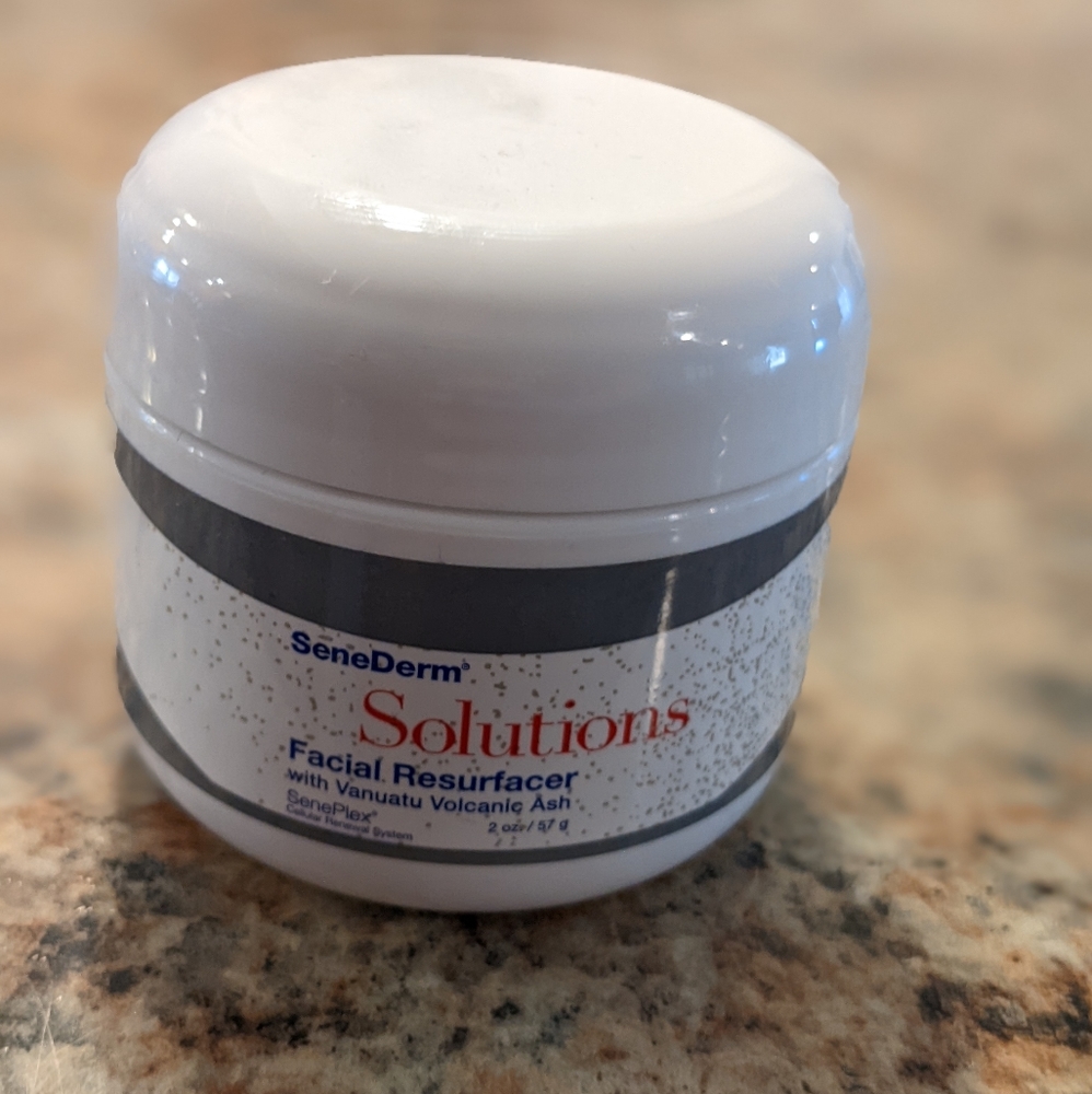 @dantexs77 Senegence exfoliator/resurfacer bundle